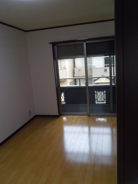 Non-living room. Indoor (12 May 2013) Shooting