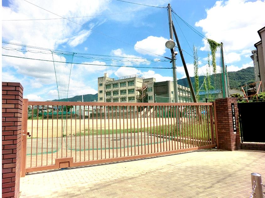 Junior high school. Is also safe if this distance return is late in the 342m club activities and school events to Higashi-Osaka City Maioka junior high school.