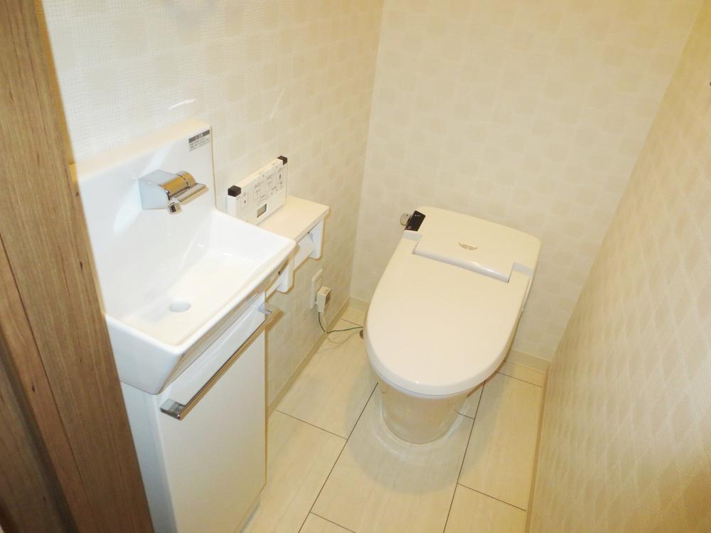 Toilet. Indoor (12 May 2013) Shooting