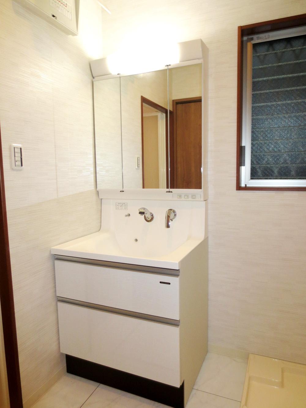 Wash basin, toilet. Indoor (12 May 2013) Shooting