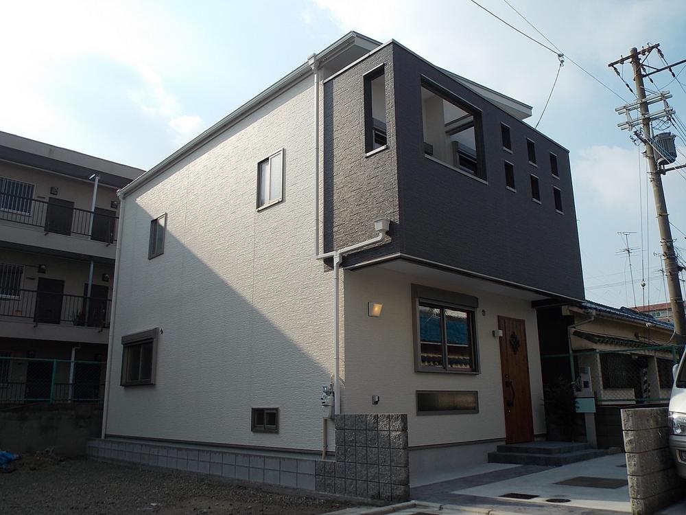 Local appearance photo. Appearance with a contrast of black and white.