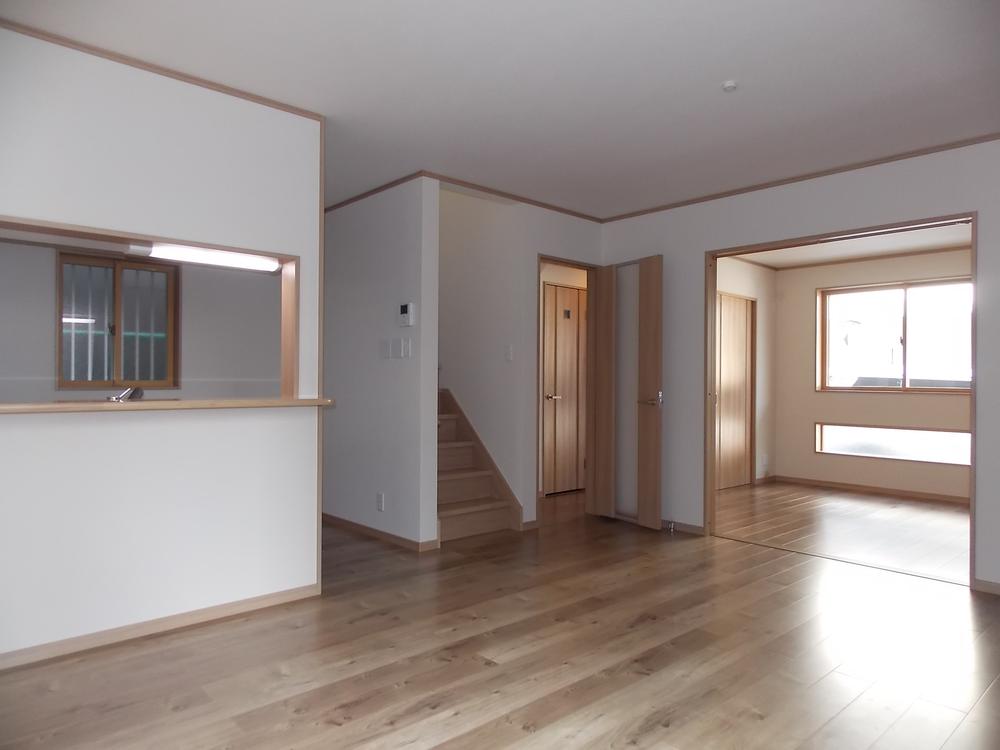 Living. Living-dining, Go to Western-style.