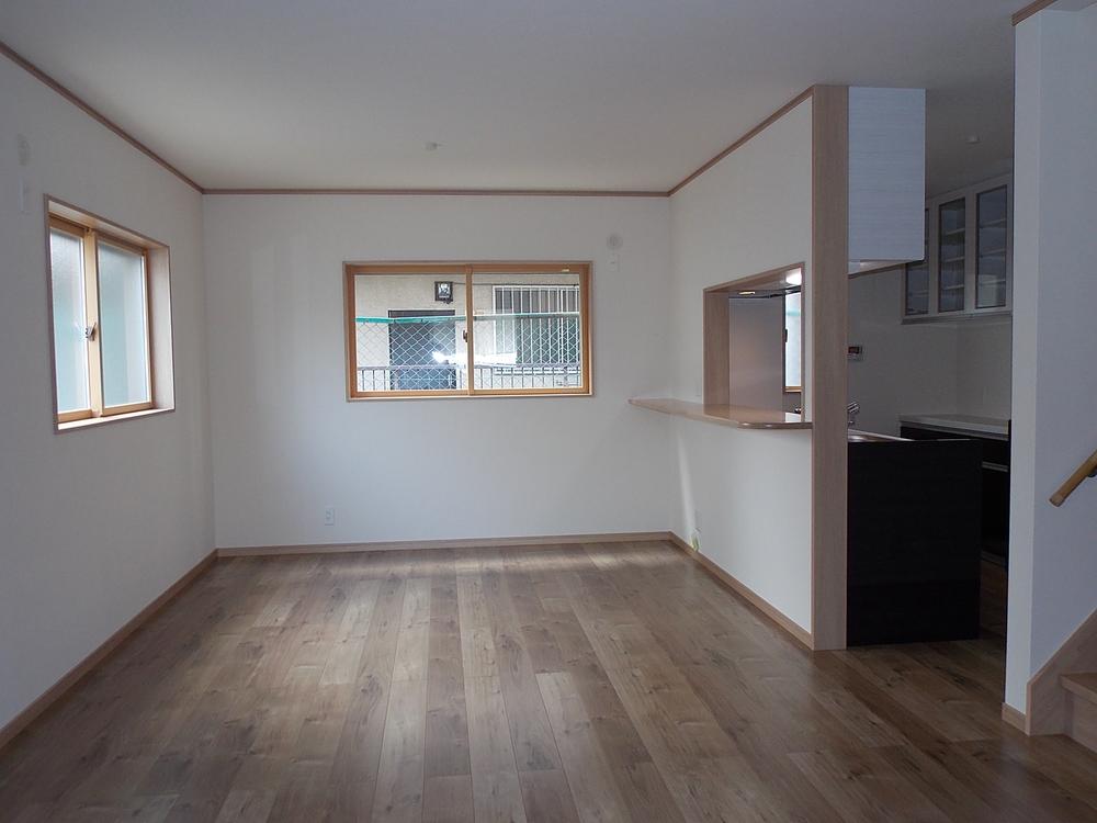 Living. Spacious living-dining.