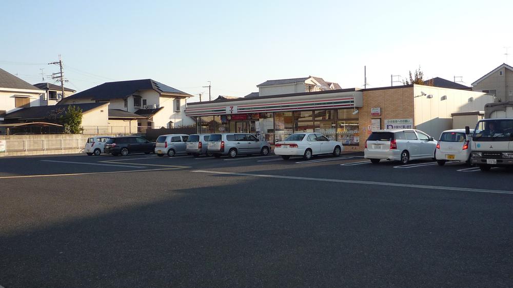 Convenience store. 403m to Seven-Eleven Higashi Kashitahon the town shop