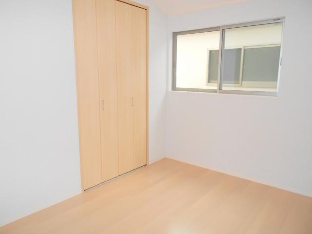 Same specifications photos (Other introspection). There are Western-style 3 room on the second floor