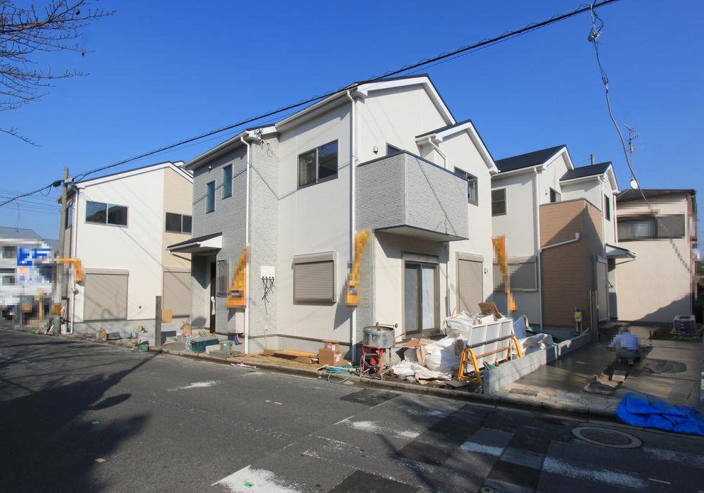 Local photos, including front road. ◆ Surrounding cityscape