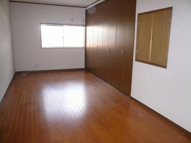Non-living room. The third floor of the Western-style ・ Large capacity closet! 