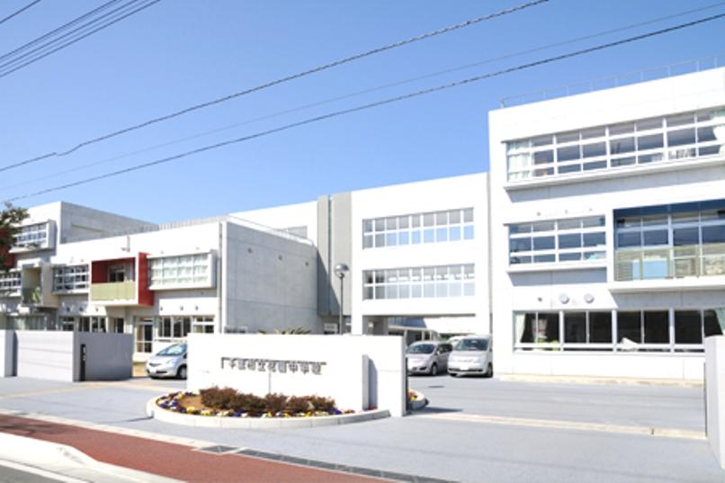 Junior high school. Higashi-Osaka 840m to stand Garden Junior High School