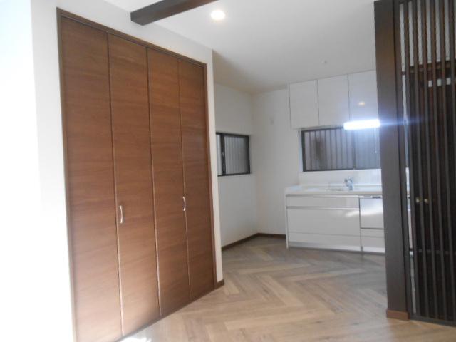 Living. Kitchen and dining was partition in fashionable slit wall. Is the finish of the floor reminiscent of tropical Balinese.