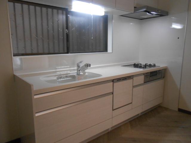 Kitchen. Equipped with a water purifier to dish washing dryer. Clean enough feeling in the marble-top board in the kitchen panel
