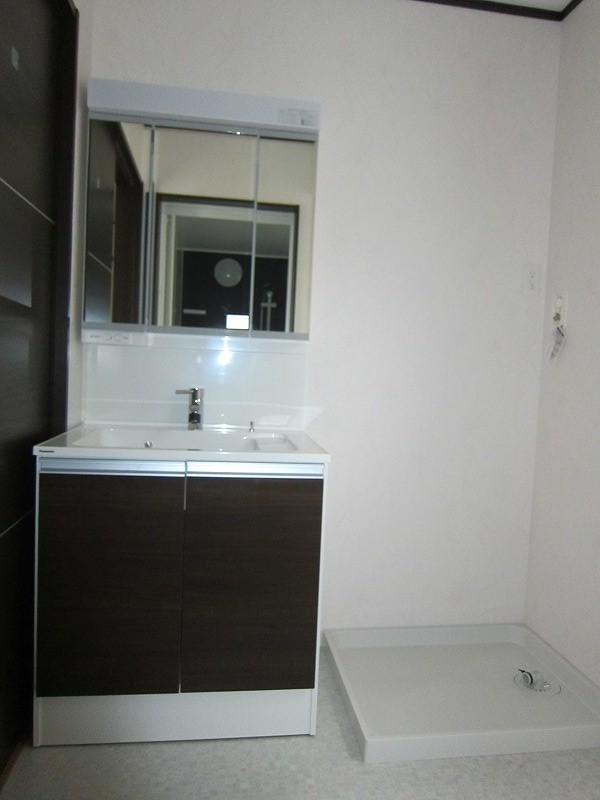 Wash basin, toilet. Same specifications basin