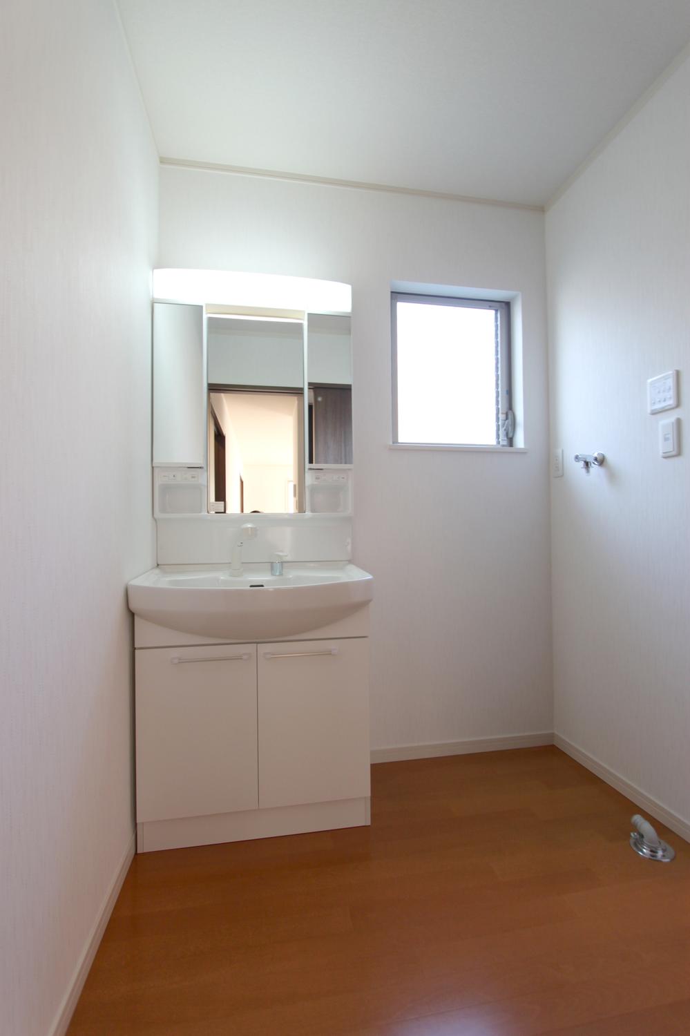 Wash basin, toilet. ◆ Wash