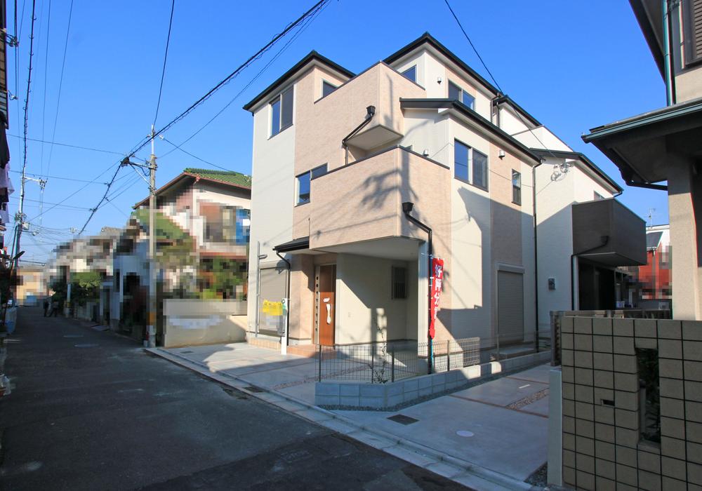 Local photos, including front road. ◆ Surrounding cityscape