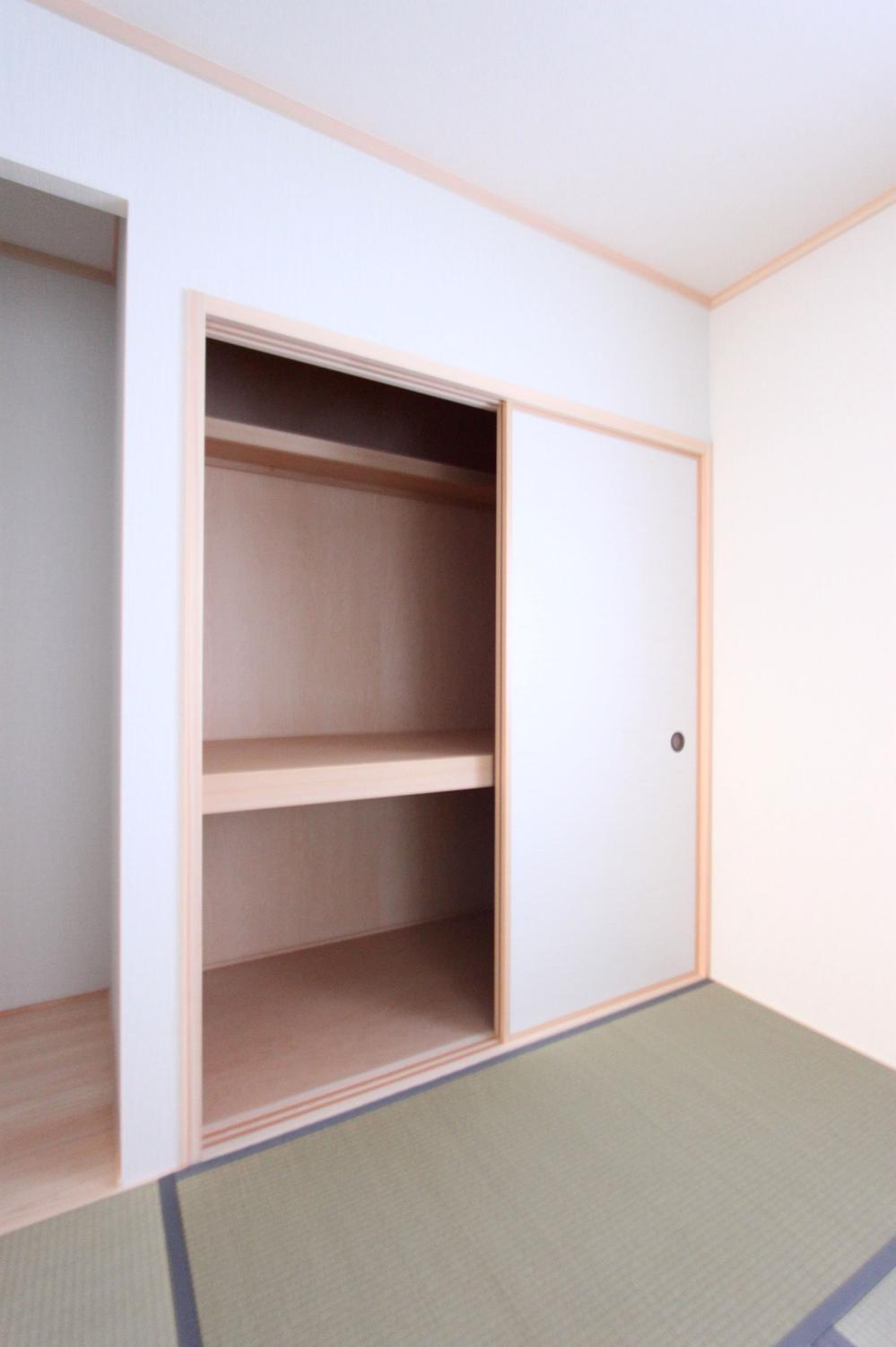 Receipt. ◆ Armoire