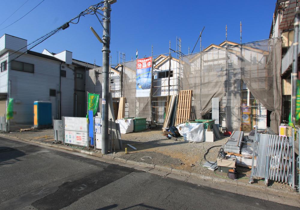 Local photos, including front road.  ◆ local