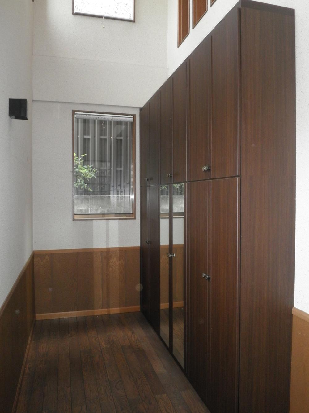 Entrance. Excellent storage capacity of the shoebox