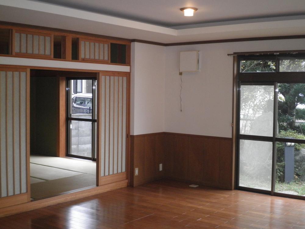 Non-living room. Living next to 20 quires of Western-style! 