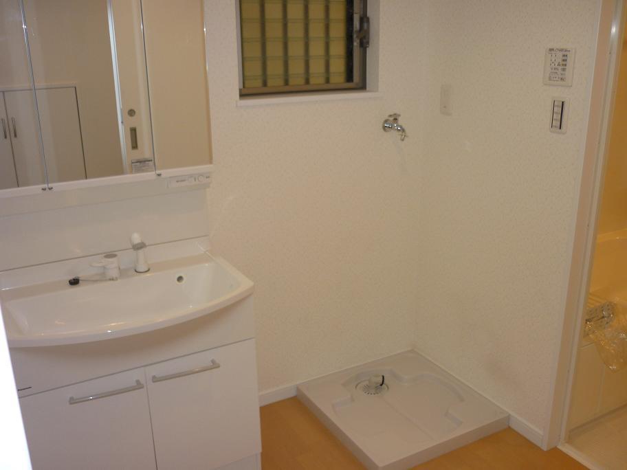 Wash basin, toilet. Indoor (June 2013) Shooting