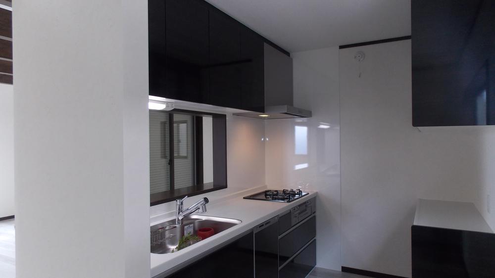 Kitchen. Bright, easy-to-use face-to-face kitchen