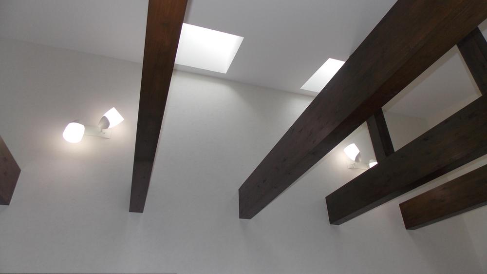 Living. Bright light and an open feeling drenched from skylight atrium