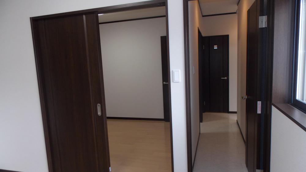 Non-living room. Easy-to-use Western-style