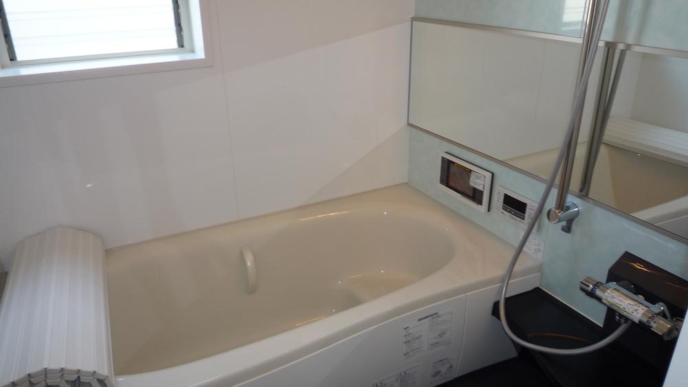 Bathroom. Mist Kawakku ・ TV with bathroom