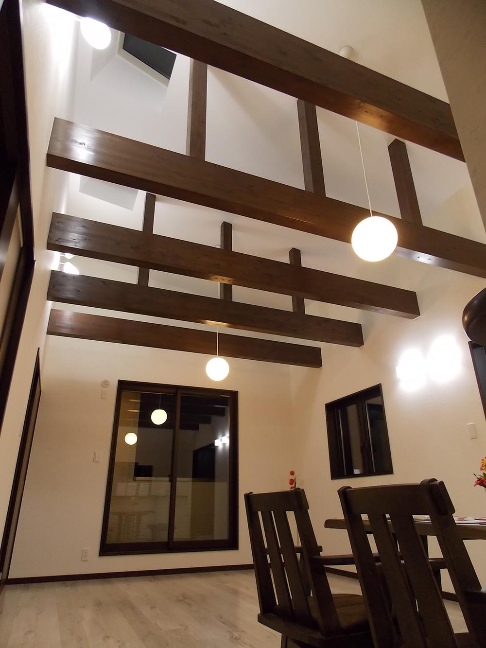 Living. Living-dining with a sense of openness of the slope ceiling