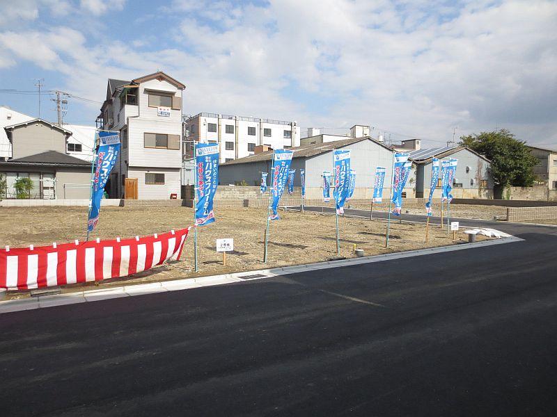 Local photos, including front road. Clean in the south road 6.5 meters.