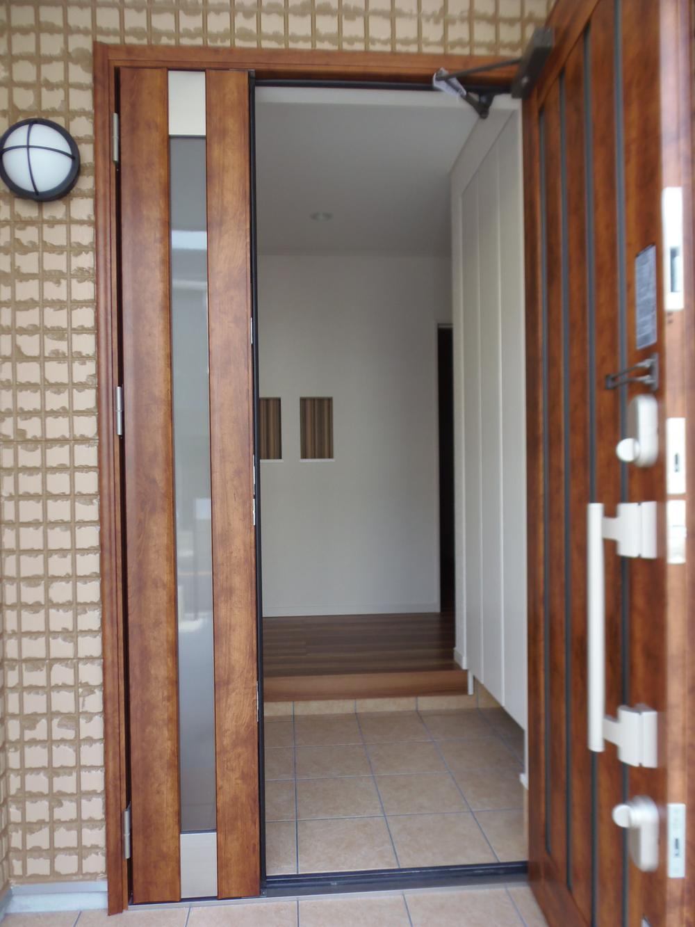 Entrance. There is a niche in the end of the street from the front door.