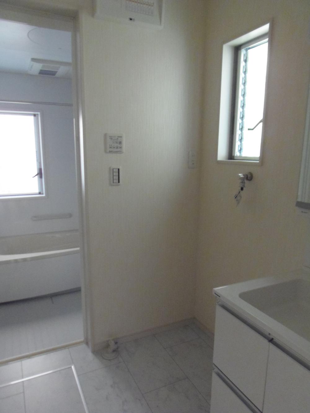 Wash basin, toilet. This brightness even if you do not put the lighting!