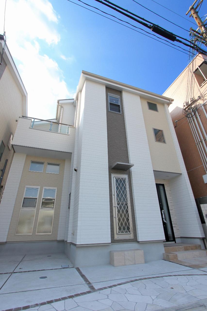 Local appearance photo. Chic's calm mansion modern appearance