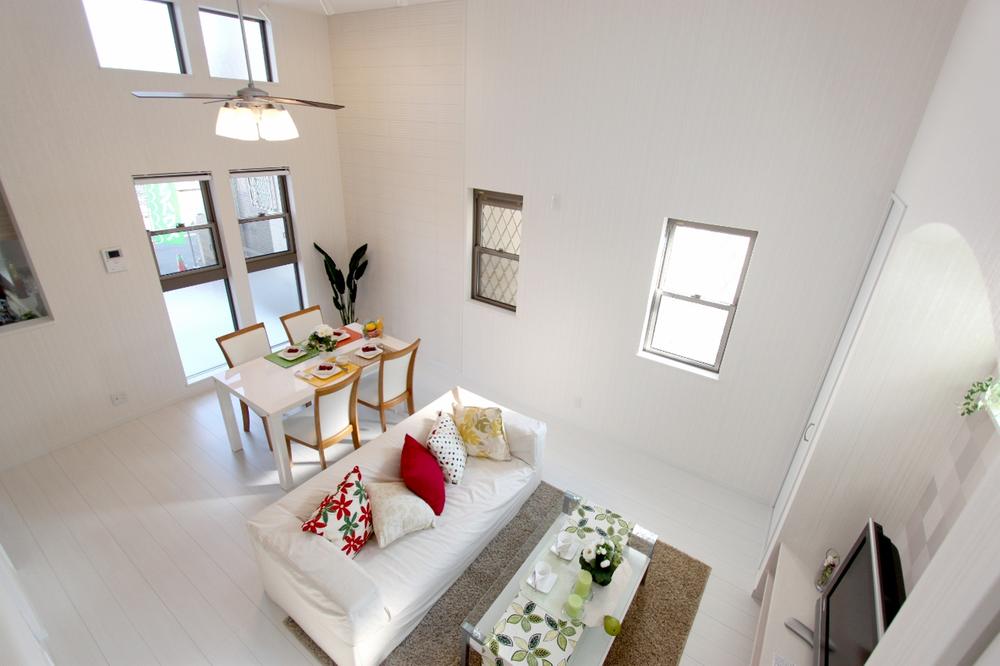 Model house photo. ■ Living-dining