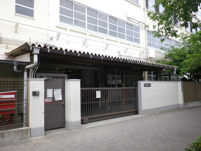 Primary school. Higashi 9-minute walk from the Municipal Nagase 677m Higashi-Osaka City Nagase north elementary school to North Elementary School