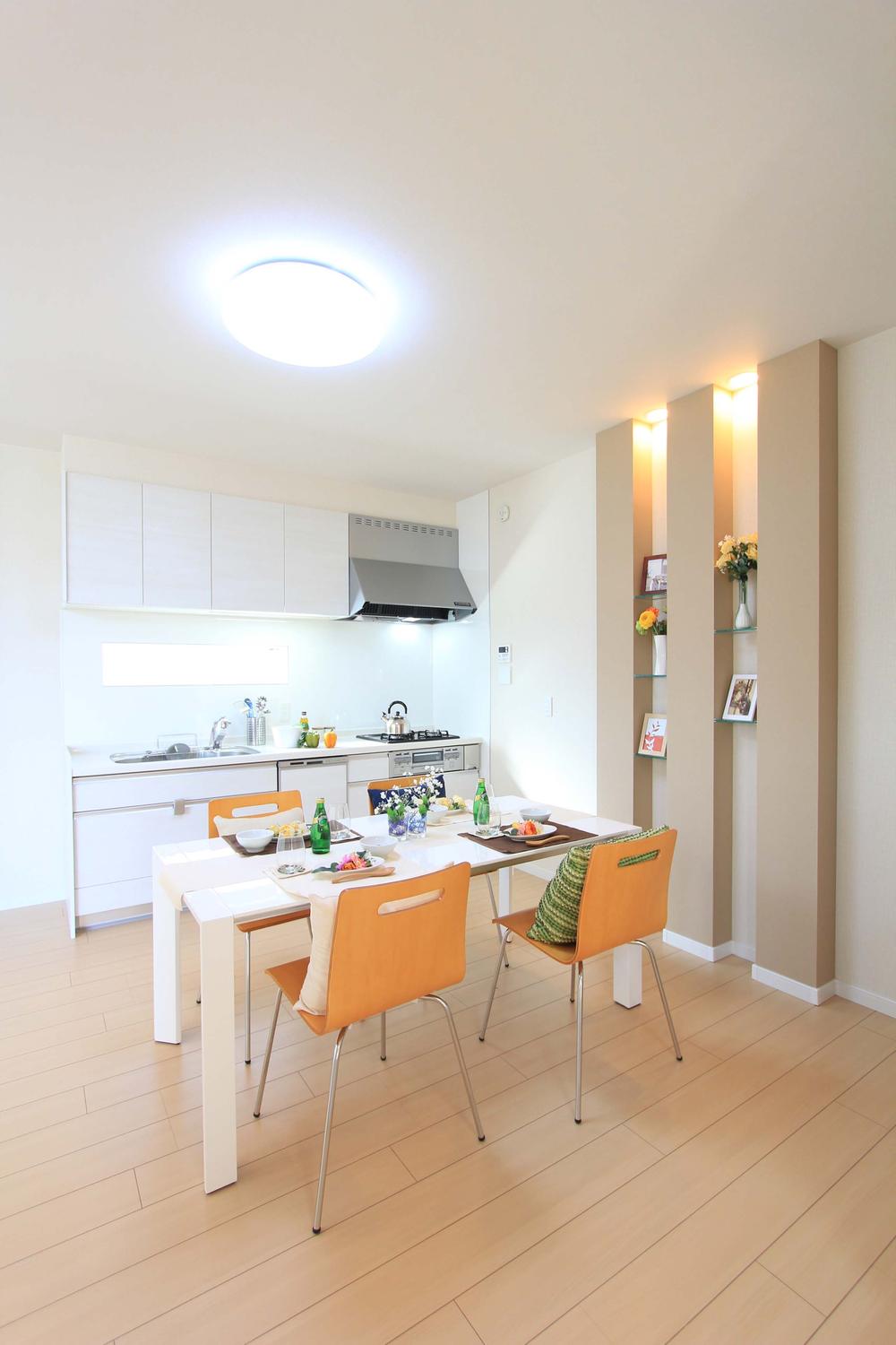 Building plan example (introspection photo). It is good to surround the table while looking at the photos decorating the family photos on display shelf