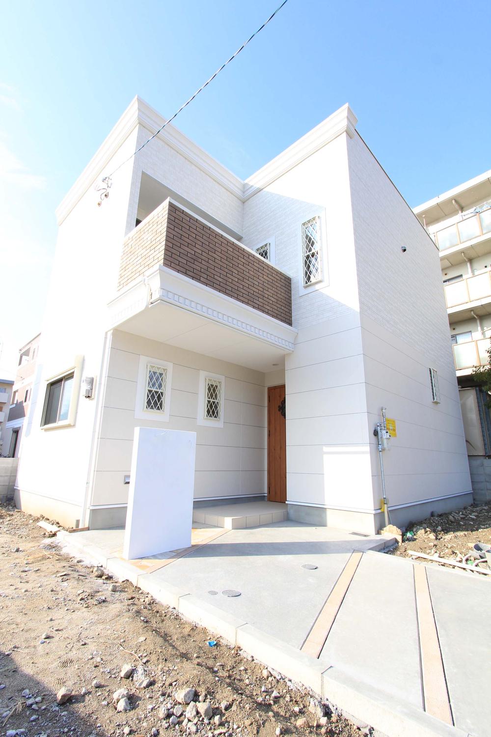 Local photos, including front road. Model house imposing complete!