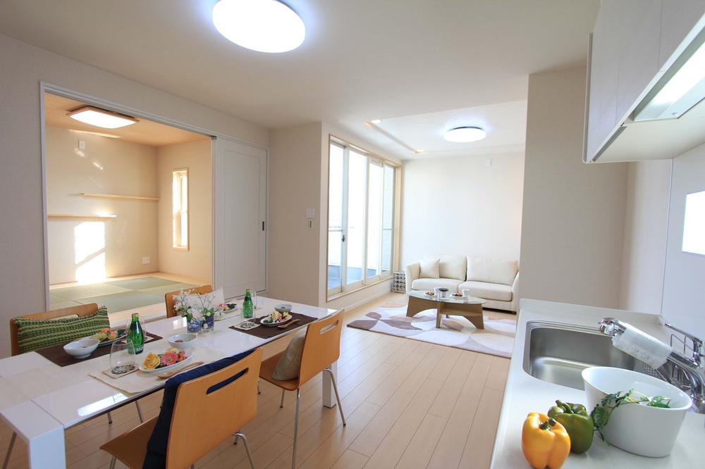 Building plan example (introspection photo). Living the family leads. Wind and the sun will take care wrapped gently from the balcony and go up on the second floor.