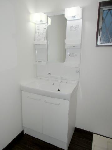 Wash basin, toilet. Washbasin with shower