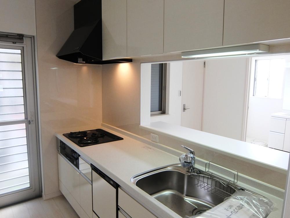 Kitchen. Indoor (July 2013) Shooting It has established a back door to the kitchen