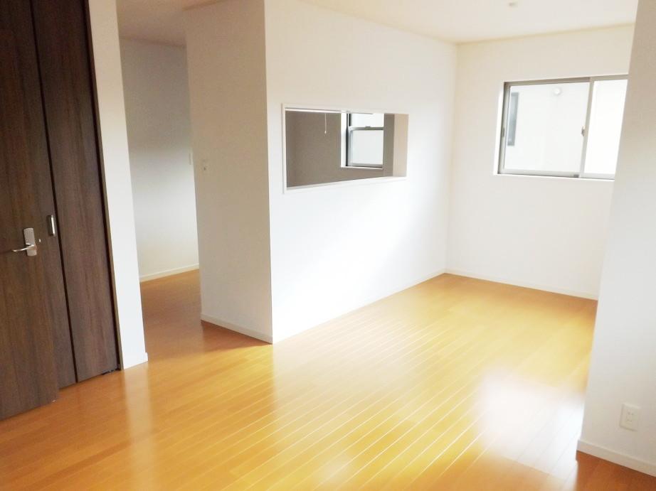 Living. Local photos (living) Comfortable space of all window glazing!