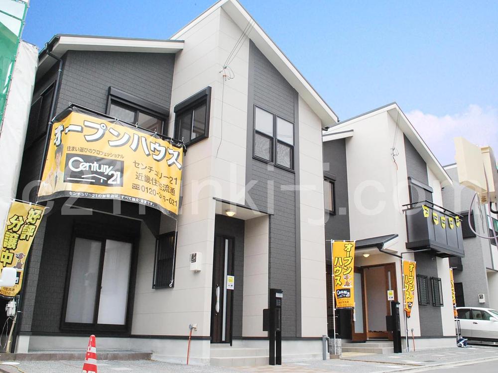 Same specifications photos (appearance). Same specifications photos (streets) all 2 House!