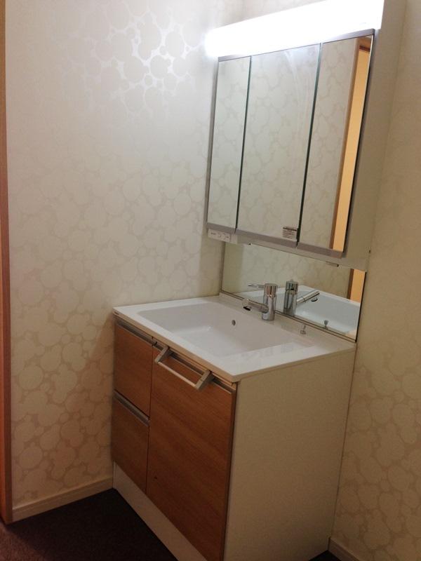 Wash basin, toilet. Wash basin with three-sided mirror