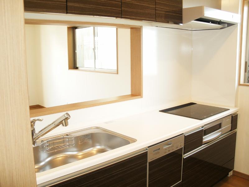 Kitchen. Cleanup becomes military and easier, Installing the dishwasher, which can also be water-saving and power-saving.