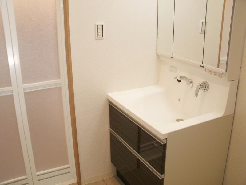 Wash basin, toilet. Wash basin with plenty of available housing fully functional.