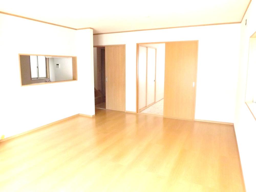 Same specifications photos (living). Same specifications photos (living) Comfortable space of all window glazing!