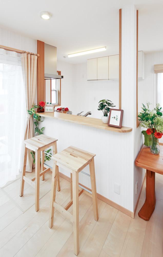 Building plan example (introspection photo). Even during cooking, Face-to-face counter kitchen, which is give a look at the homework of children in front of the eye. (No. 27 place local model house / 2013 October shooting)