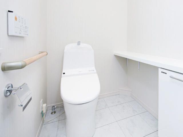 Toilet. The toilet has adopted a hot water wash with toilet seat.  [Other construction site]