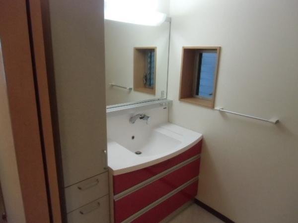 Wash basin, toilet. Storage space with plenty of vanity