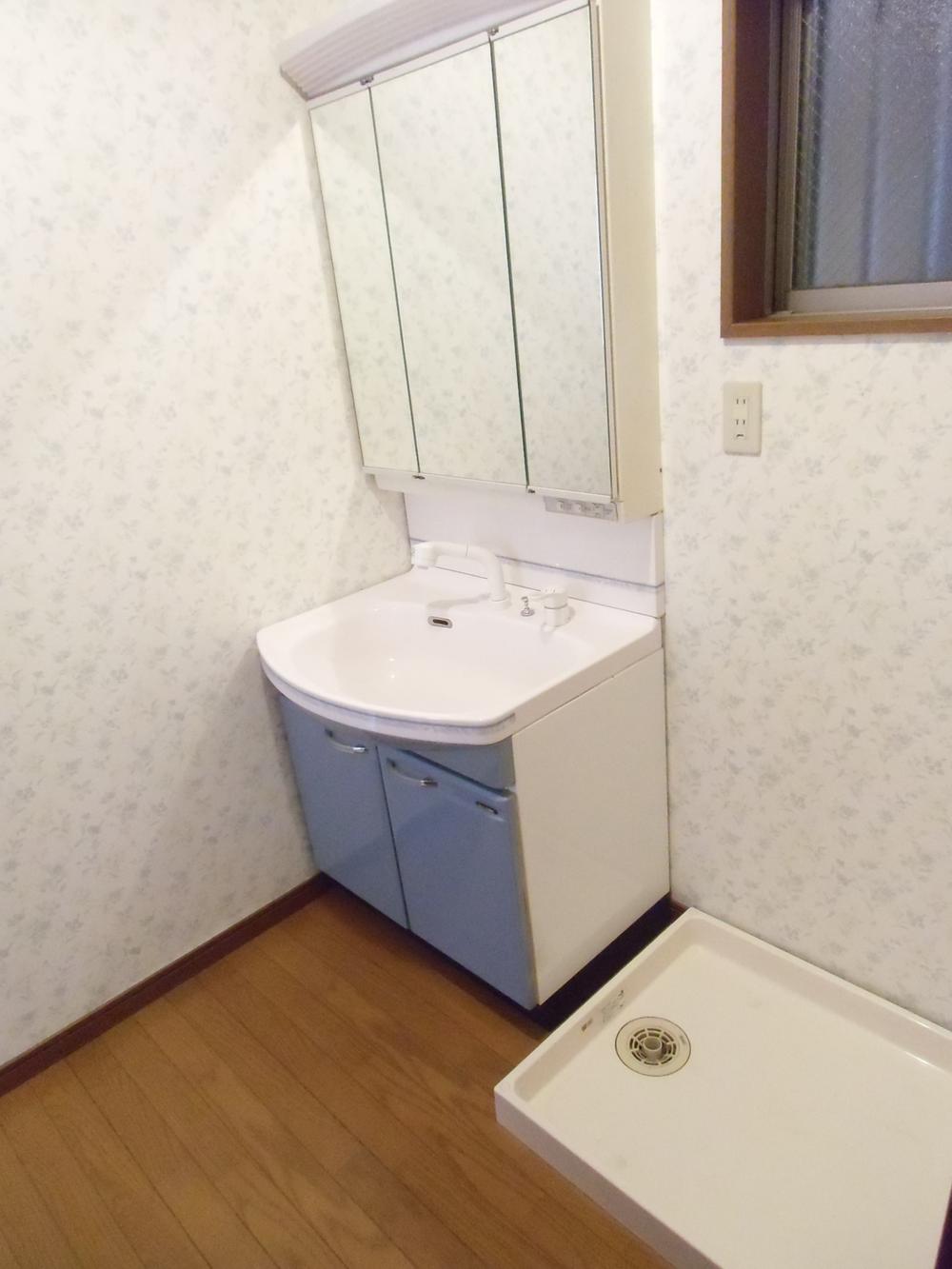 Wash basin, toilet. Indoor (10 May 2013) Shooting