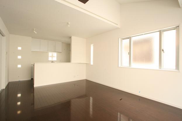 Same specifications photos (living). Day preeminent, Spacious living room! !