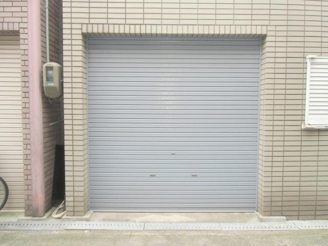 Local appearance photo. With a shutter garage